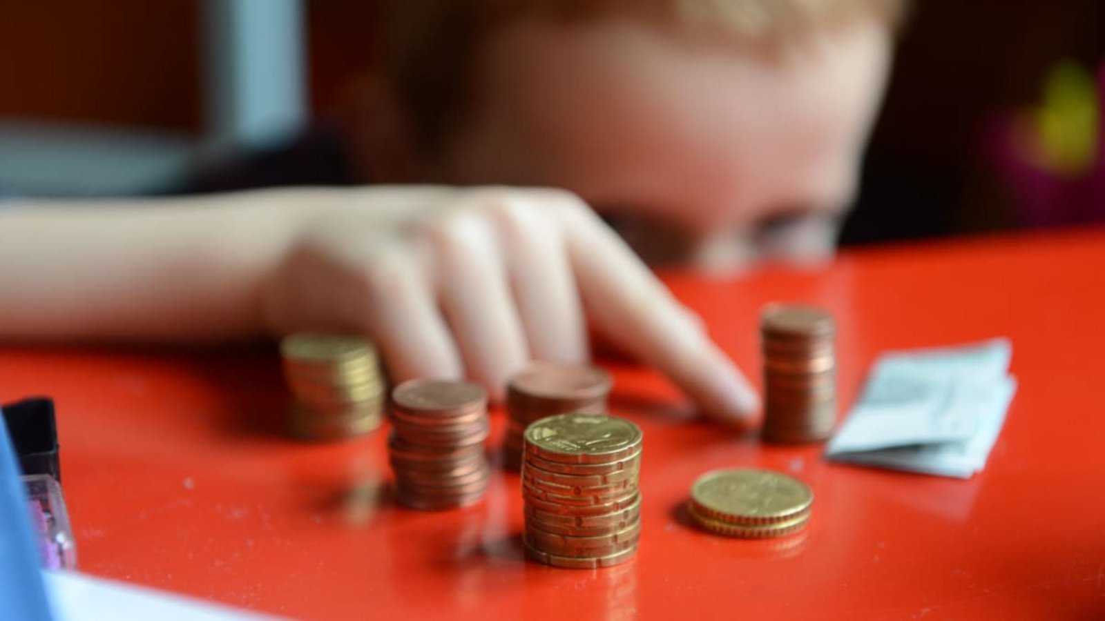 Einige Kinder werden vom Staat gefördert, andere nicht. Offenbar reicht das Geld nicht für alle Jahrgänge.dpa-Zentralbild