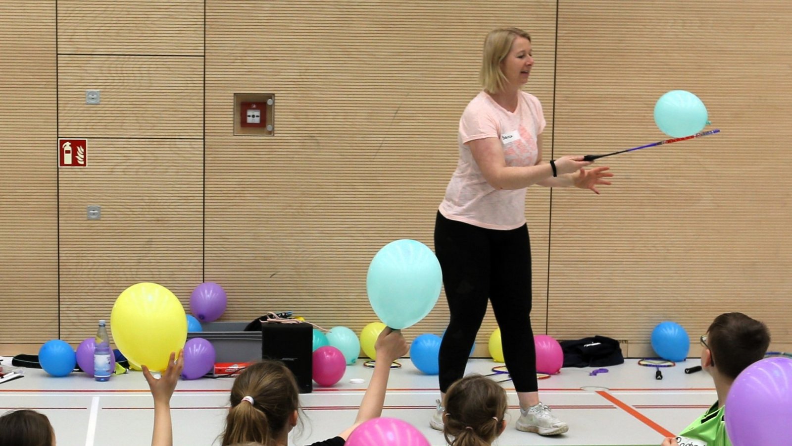 Bevor es an die Badmintonschläger geht, erklärt Bianca Herzog vom TV Vaihingen den Kindern in der Kaltensteinhalle erst einmal, worauf sie achten sollen. Fotos: Küppers