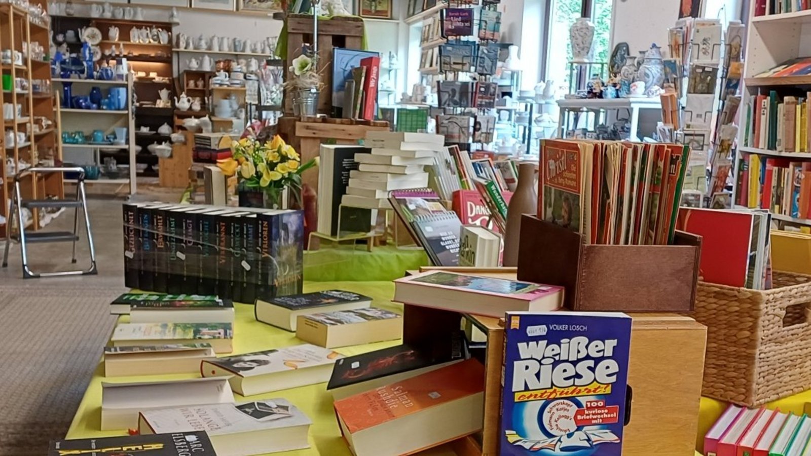 Zahllose Bücher und Schallplatten sind im Angebot.
