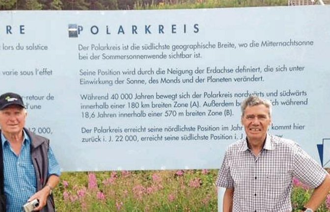 „Nach ein paar Tagen Pause in Östersund sind wir wieder on Tour und haben bei bestem Wetter den Polarkreis erreicht“, berichtet Othmar Zeller. Mit zwei Schlepper-Gespannen sind die Enzweihinger Zeller und Oskar Hess am 12. Juli gen Norden gestartet.  Foto: p