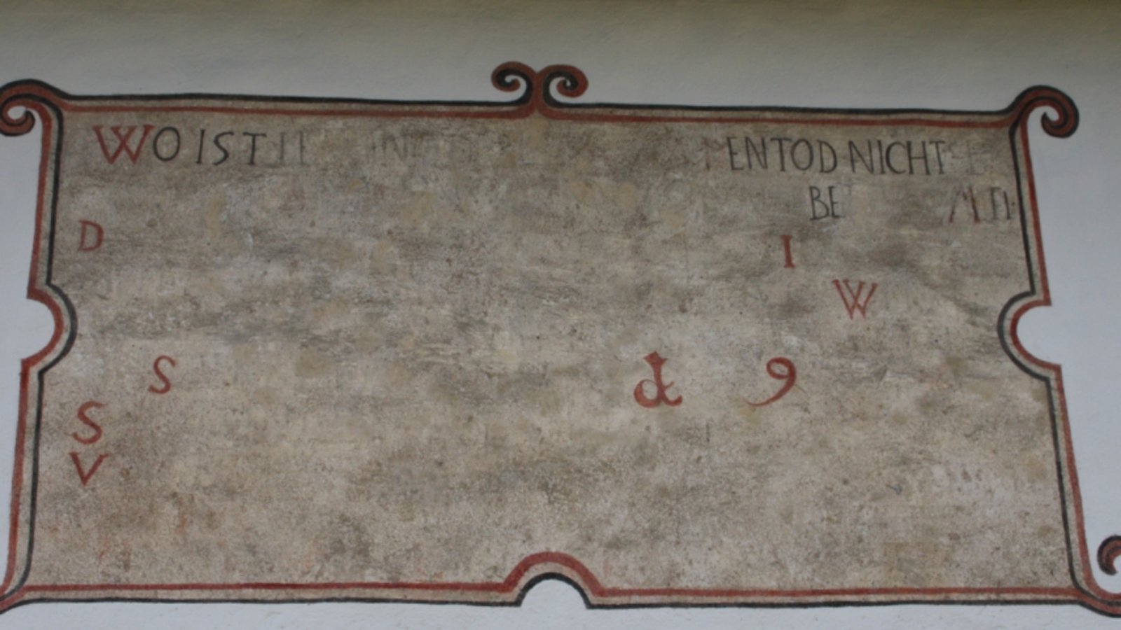 Von der einstigen Inschrift ist kaum noch etwas erkennbar. Foto: Mross