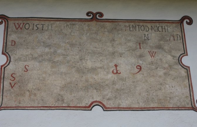 Von der einstigen Inschrift ist kaum noch etwas erkennbar. Foto: Mross