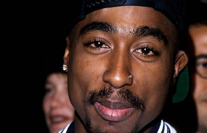 Der Rapper Tupac Shakur bei der Premiere des Films «Jason’s Lyric» im Jahr 1994. 1996 starb er nach Schüssen in Las Vegas.<span class='image-autor'>Tom Rodriguez/Globe Photos via ZUMA Wire/dpa</span>