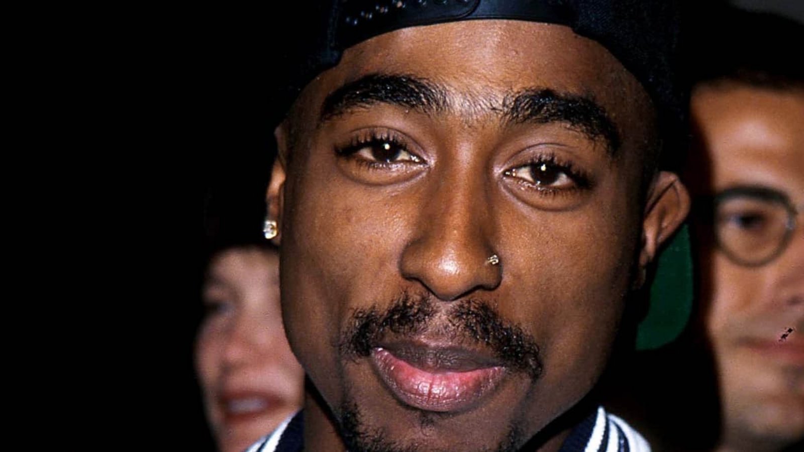 Der Rapper Tupac Shakur bei der Premiere des Films «Jason’s Lyric» im Jahr 1994. 1996 starb er nach Schüssen in Las Vegas.Tom Rodriguez/Globe Photos via ZUMA Wire/dpa Der Rapper Tupac Shakur bei der Premiere des Films «Jason’s Lyric» im Jahr 1994. 1996 starb er nach Schüssen in Las Vegas.Tom Rodriguez/Globe Photos via ZUMA Wire/dpa