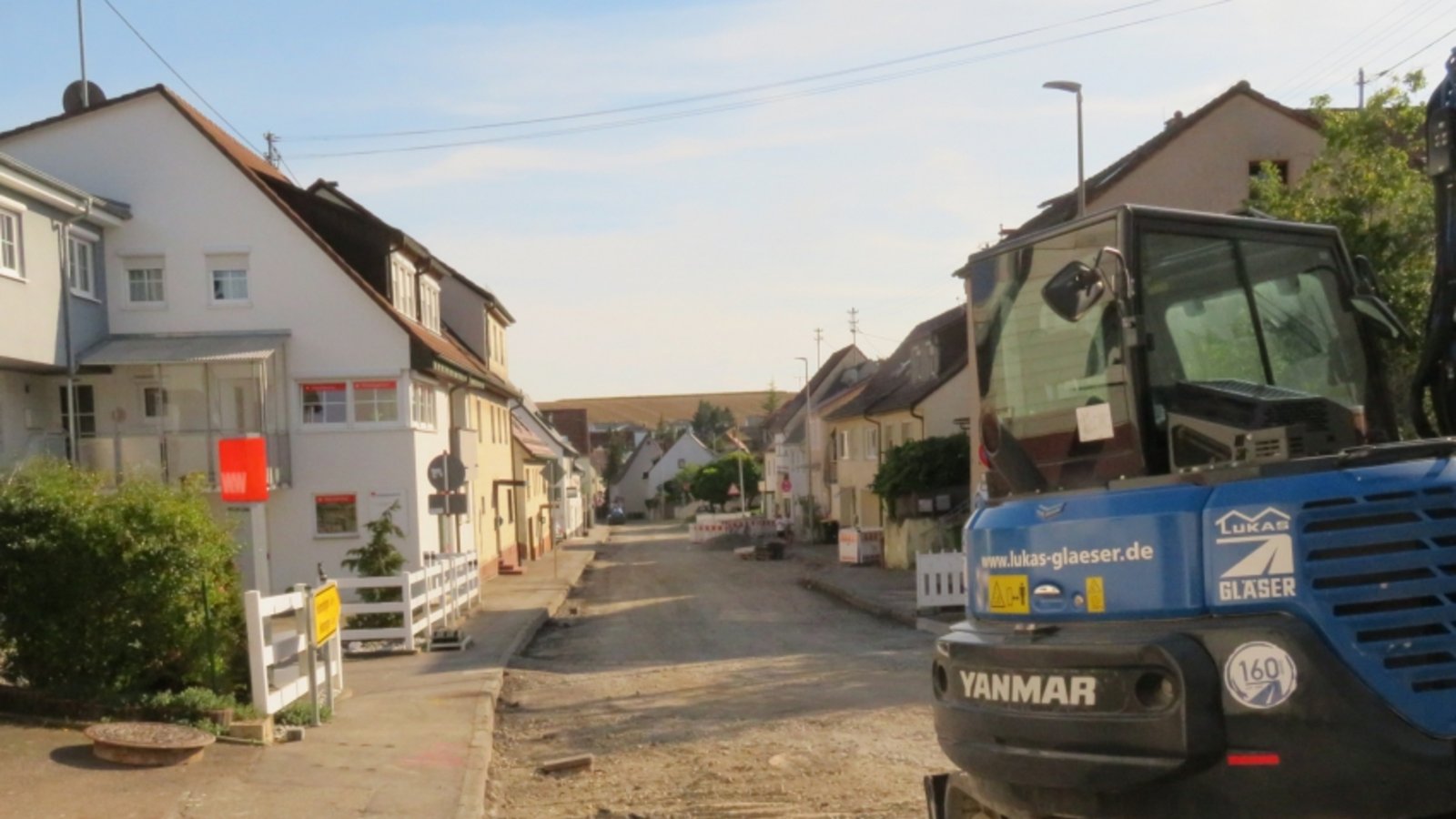 Die Ortsdurchfahrt in Hochdorf ist bald wieder befahrbar. Foto: Arning Die Ortsdurchfahrt in Hochdorf ist bald wieder befahrbar. Foto: Arning
