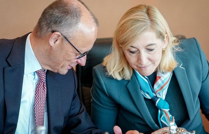 Sie ist jetzt eine von denen, die für ein Gelingen der Kanzlerschaft von Friedrich Merz (CDU) kämpfen: Nina Warken (CDU), Chefin des Bundeskanzleramts und Bundesministerin für besondere Aufgaben.<span class='image-autor'>Kay Nietfeld/dpa</span>