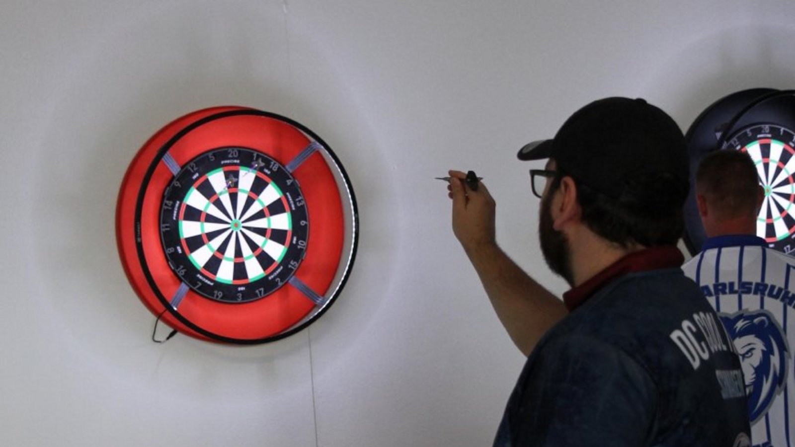 Höchste Konzentration ist gefragt, wenn das Board ins Visier genommen wird. Foto: Dittrich Höchste Konzentration ist gefragt, wenn das Board ins Visier genommen wird. Foto: Dittrich