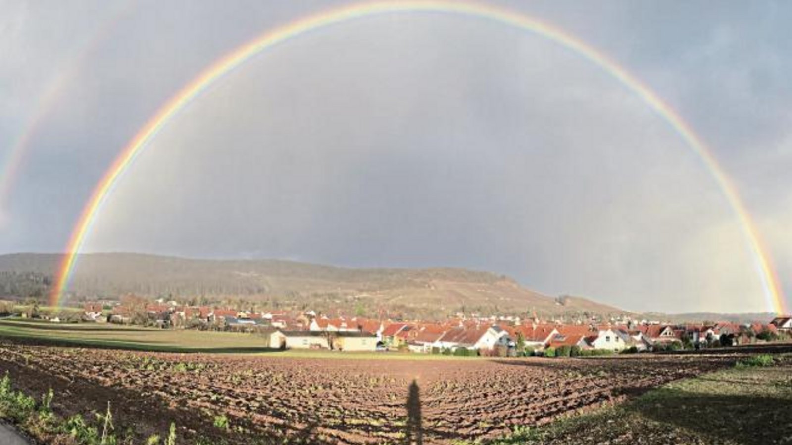 „Hammerregenbogen über Ensingen“, freut sich unser Leser Oliver Till über sein gelungenes Foto.