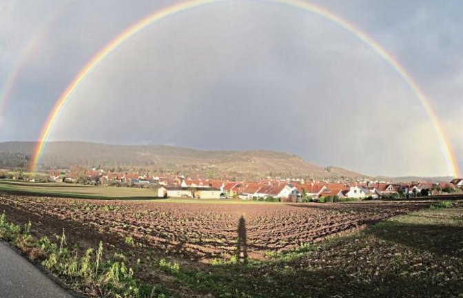 „Hammerregenbogen über Ensingen“, freut sich unser Leser Oliver Till über sein gelungenes Foto.
