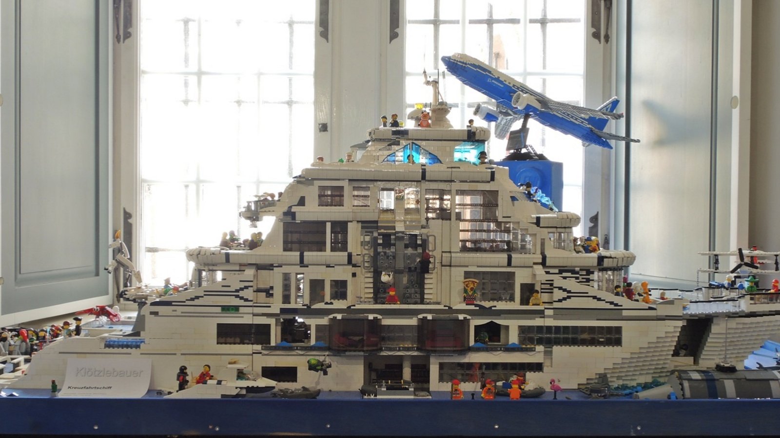 Bei der Sonderausstellung „Faszination Lego“ lassen sich allerhand Schmuckstücke aus den Bausteinen entdecken.  Foto: SSG