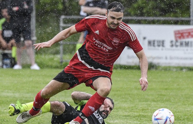 Hart umkämpft ist die Partie zwischen dem TSV Großglattbach und Florian Baisch (vorne) und dem FV Markgröningen. <span class='image-autor'>Foto: Leitner</span>