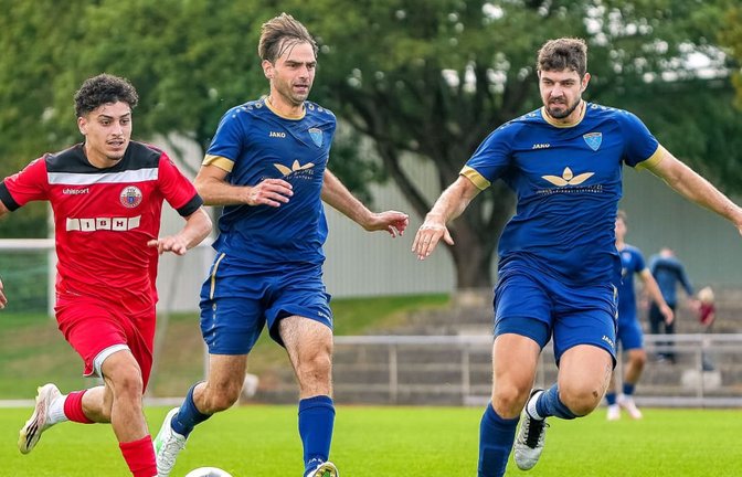 So kann es gern weitergehen: Lukas Völler, Oliver Schroth (v. re.) und der TV Darmsheim entführten am ersten Spieltag drei Punkte von Landesliga-Absteiger TSVgg Plattenhardt (in Rot).<span class='image-autor'>Eibner/Naman Kala</span>
