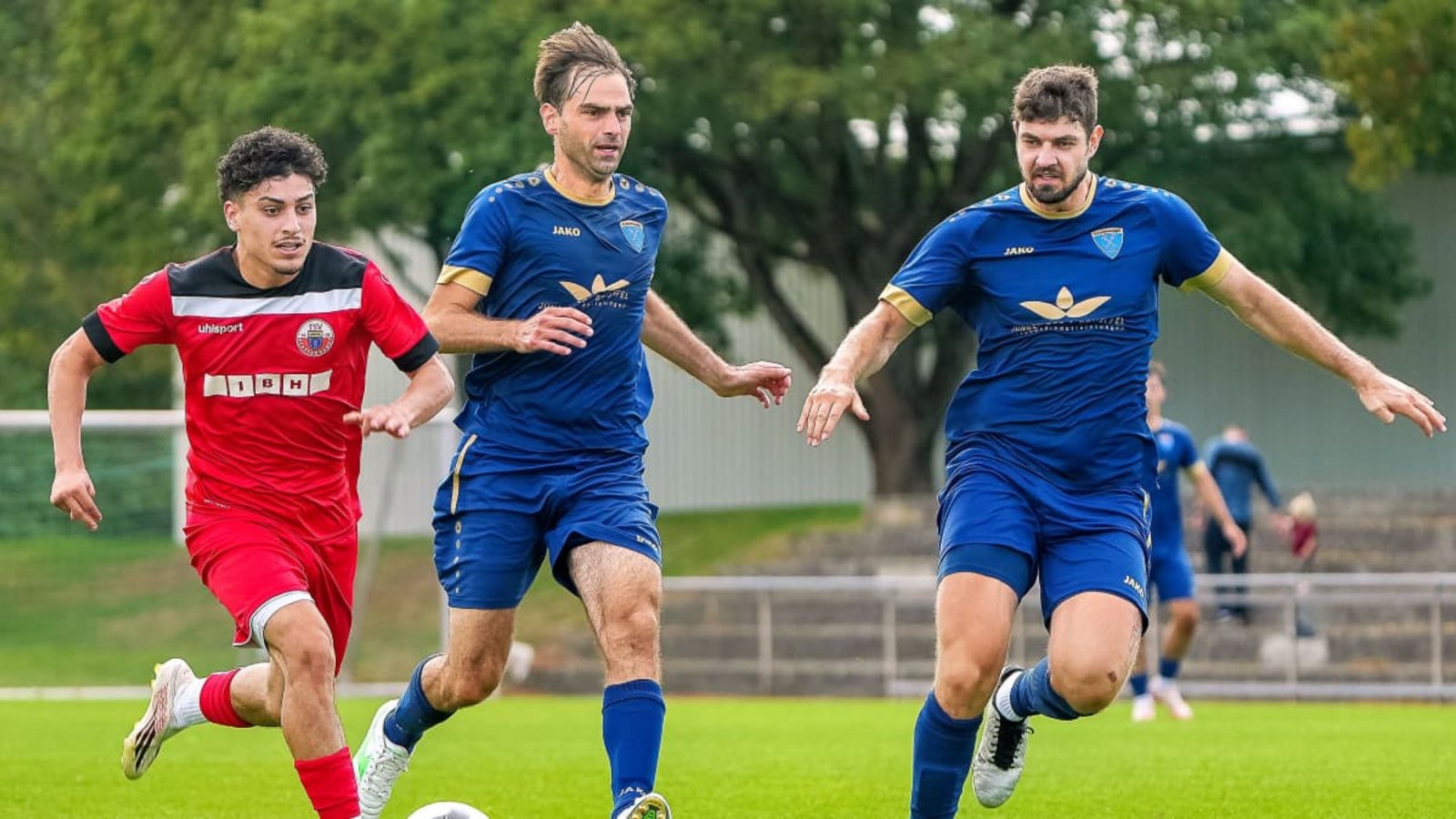 So kann es gern weitergehen: Lukas Völler, Oliver Schroth (v. re.) und der TV Darmsheim entführten am ersten Spieltag drei Punkte von Landesliga-Absteiger TSVgg Plattenhardt (in Rot).Eibner/Naman Kala So kann es gern weitergehen: Lukas Völler, Oliver Schroth (v. re.) und der TV Darmsheim entführten am ersten Spieltag drei Punkte von Landesliga-Absteiger TSVgg Plattenhardt (in Rot).Eibner/Naman Kala