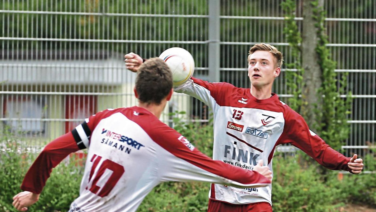 Maximilian Zöhrer (rechts) und Jan Bontrup stehen für die solide Abwehr des TV Vaihingen II, der sich den Aufstieg gesichert hat. Foto: Küppers Maximilian Zöhrer (rechts) und Jan Bontrup stehen für die solide Abwehr des TV Vaihingen II, der sich den Aufstieg gesichert hat. Foto: Küppers