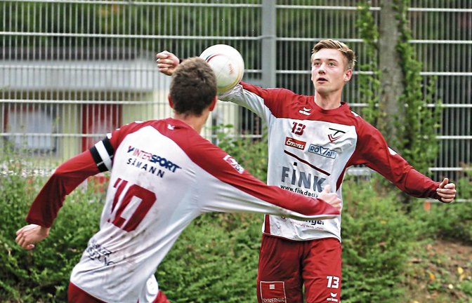 Maximilian Zöhrer (rechts) und Jan Bontrup stehen für die solide Abwehr des TV Vaihingen II, der sich den Aufstieg gesichert hat. Foto: Küppers
