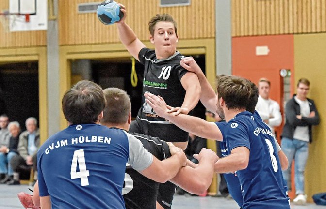 Hannes Staiger war mit einem Tor aus dem Spiel und einem verwandelten Siebenmeter für Enzweihingen erfolgreich. Das genügte nicht.  Foto: Leitner