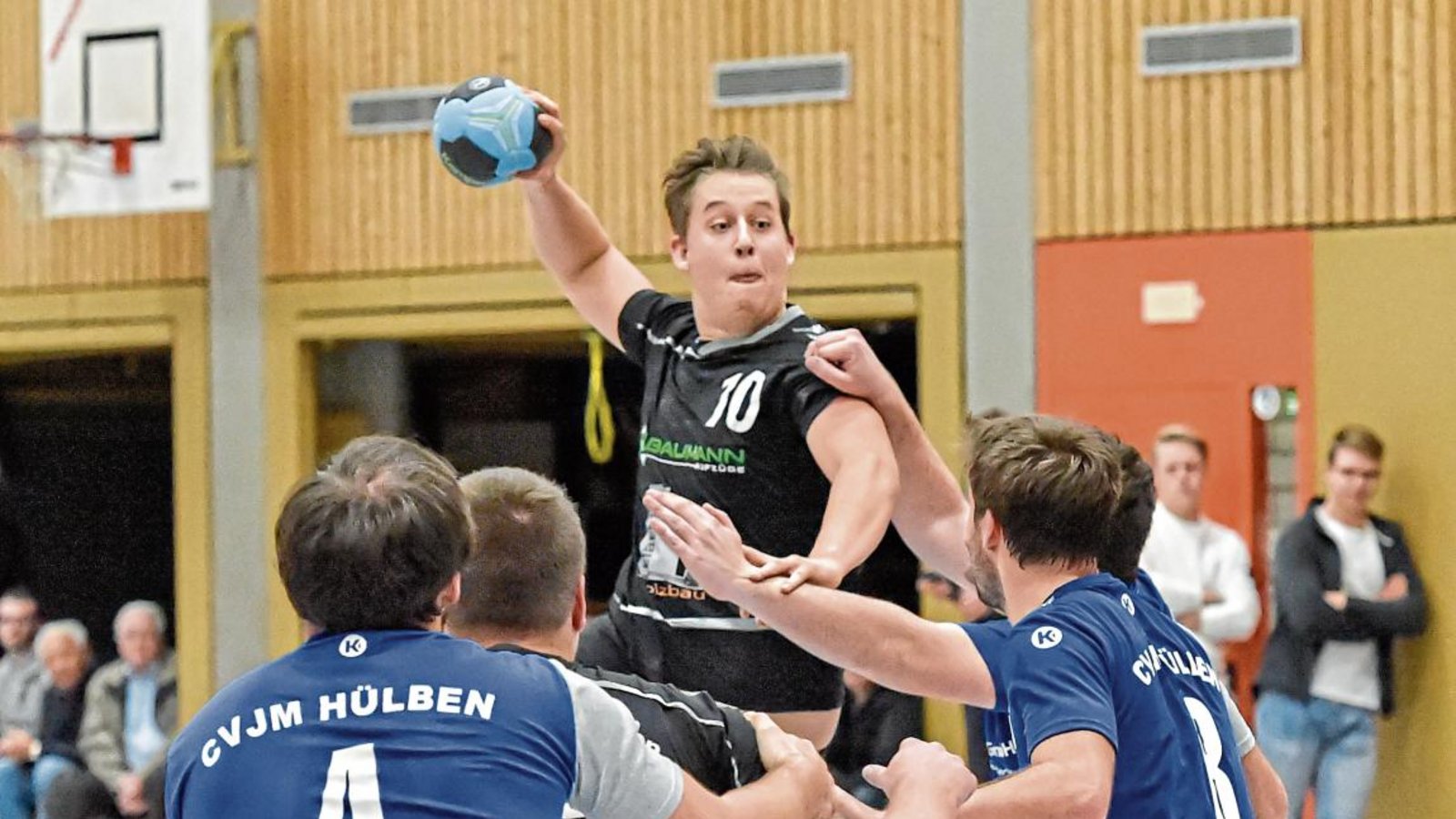 Hannes Staiger war mit einem Tor aus dem Spiel und einem verwandelten Siebenmeter für Enzweihingen erfolgreich. Das genügte nicht.  Foto: Leitner