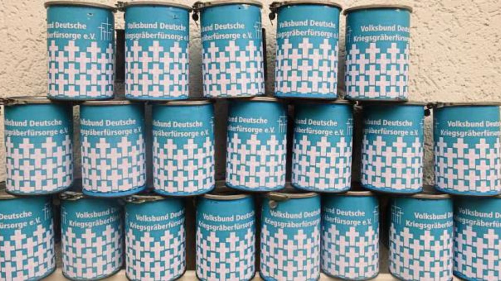 Wie jedes Jahr findet in der Zeit vor dem Volkstrauertag eine Haus-und Straßensammlung des Volksbunds Deutsche Kriegsgräberfürsorge statt. Dafür engagieren sich in den Teilgemeinden traditionell verschiedene Vereine, in der Vaihinger Kernstadt sind Schüler der Ferdinand-Steinbeis-Realschule und des Stromberg-Gymnasiums unterwegs. Der Volksbund finanziert sich zu 80 Prozent aus Spenden und Beiträgen. Diese kommen neben der Grabpflege auch den Jugendbegegnungs- und Bildungsstätten zugute, getreu dem Motto: „Versöhnung über den Gräbern“. Foto: Schneider