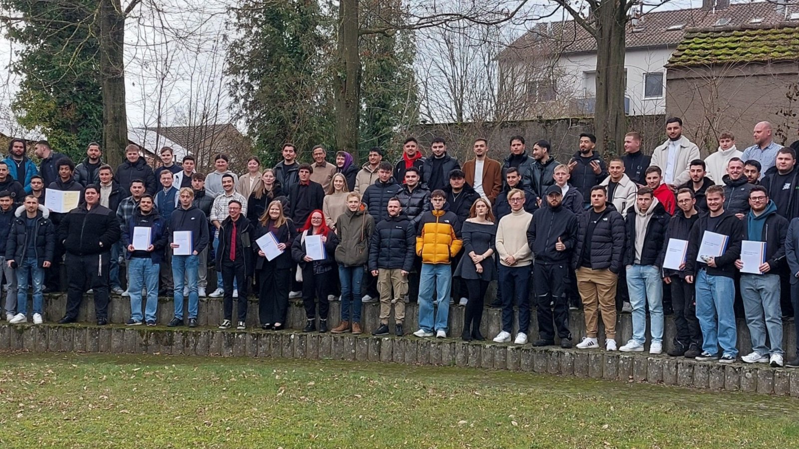 Fast schon ein Wimmelbild: die Absolventinnen und Absolventen der Beruflichen Schule Mühlacker. Foto: Martina Schmid/Enzkreis