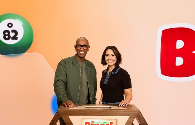 Die Moderatoren Amiaz und Luisa der „Local Hero Bingo-Show“: Auch RTL setzt auf Formate die Programminhalt und Werbung kombinieren.<span class='image-autor'>RTL+/© WestLotto / Annette Etges</span>