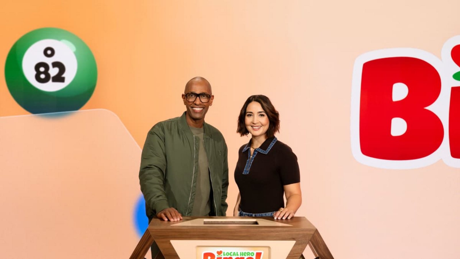 Die Moderatoren Amiaz und Luisa der „Local Hero Bingo-Show“: Auch RTL setzt auf Formate die Programminhalt und Werbung kombinieren.RTL+/© WestLotto / Annette Etges