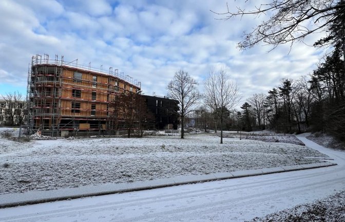 Auf dem ehemaligen Messeparkplatz auf dem Killesberg sollte groß gebaut werden. Tatsächlich gibt es nur zwei Häuser und für deren Bewohner viele Provisorien.<span class='image-autor'>Konstantin Schwarz</span>