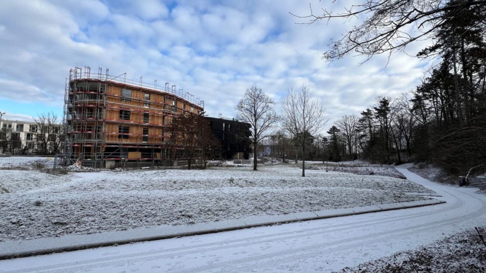 Auf dem ehemaligen Messeparkplatz auf dem Killesberg sollte groß gebaut werden. Tatsächlich gibt es nur zwei Häuser und für deren Bewohner viele Provisorien.Konstantin Schwarz Auf dem ehemaligen Messeparkplatz auf dem Killesberg sollte groß gebaut werden. Tatsächlich gibt es nur zwei Häuser und für deren Bewohner viele Provisorien.Konstantin Schwarz