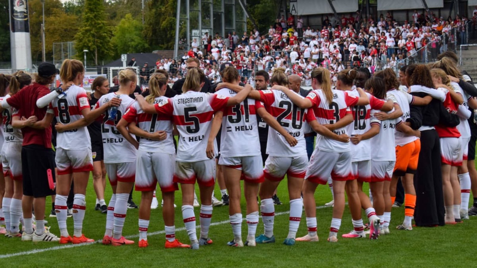 Die Enttäuschung war bei den VfB-Fußballerinnen nach der 0:2-Heimniederlage gegen den VfL Wolfsburg groß.IMAGO/Jan Huebner