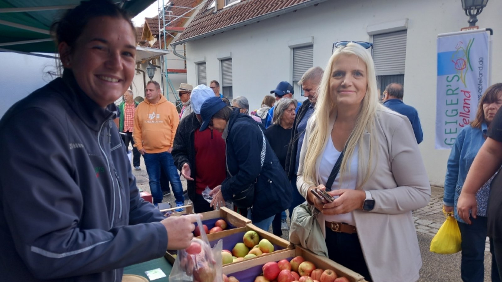 Isabell Geiger vom gleichnamigen Obsthof in Bietigheim verkauft vor allem Gala-Äpfel aus heimischem Anbau beim Naturparkmarkt in Ochsenbach. Fotos: Glemser
