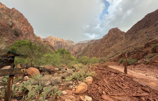 Sturzflut im Grand Canyon: 29.08.2026, USA, Grand-Canyon-Nationalpark: Der Bright Angel Creek in der Nähe der Phantom Ranger Station im Grand Canyon, Arizona, nach einer Sturzflut infolge von Unwettern. Foto: Parth Desai/Parth Desai/AP/dpa +++ dpa-Bildfunk +++<span class='image-autor'>Parth Desai/AP/dpa</span>