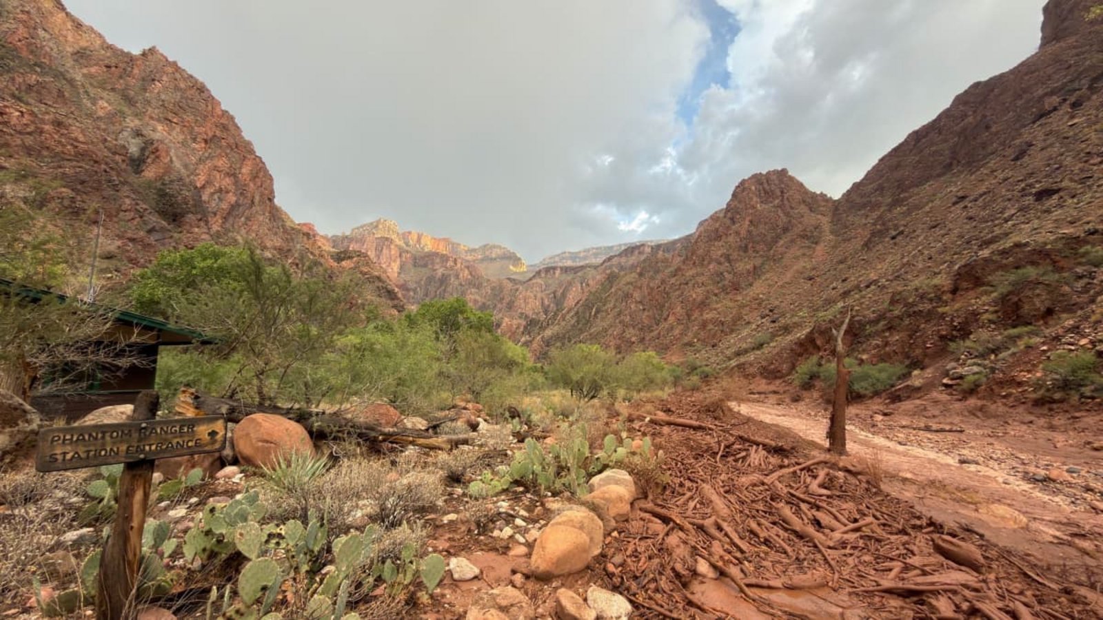 Sturzflut im Grand Canyon: 29.08.2026, USA, Grand-Canyon-Nationalpark: Der Bright Angel Creek in der Nähe der Phantom Ranger Station im Grand Canyon, Arizona, nach einer Sturzflut infolge von Unwettern. Foto: Parth Desai/Parth Desai/AP/dpa +++ dpa-Bildfunk +++Parth Desai/AP/dpa Sturzflut im Grand Canyon: 29.08.2026, USA, Grand-Canyon-Nationalpark: Der Bright Angel Creek in der Nähe der Phantom Ranger Station im Grand Canyon, Arizona, nach einer Sturzflut infolge von Unwettern. Foto: Parth Desai/Parth Desai/AP/dpa +++ dpa-Bildfunk +++Parth Desai/AP/dpa