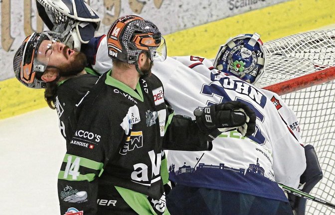 Nach dem 1:0 durch Benjamin Zientek (Mitte) verpasst Huskies Goalie Gerald Kuhn (rechts) C.J. Stretch einen Schlag ins Gesicht. Foto: Baumann
