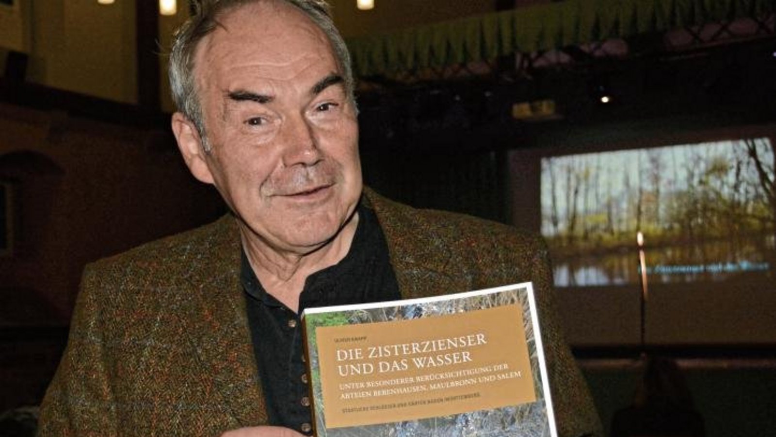 Dr. Ulrich Knapp stellte sein Buch „Die Zisterzienser und das Wasser vor“.  Foto: Stahlfeld