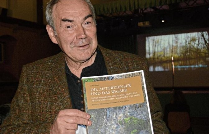 Dr. Ulrich Knapp stellte sein Buch „Die Zisterzienser und das Wasser vor“.  Foto: Stahlfeld