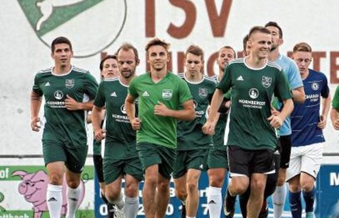 In Kleinglattbach beginnt das Training mit ein paar Runden über den Platz. Foto: Küppers