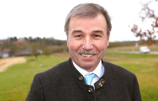 Von Landwirten geschaffene Kulturlandschaft und Schloss Nippenburg – am Rand von Hemmingen sieht Konrad Epple ein Stück Land, das typisch für den Wahlkreis Vaihingen ist.  <span class='image-autor'>Foto: Küppers</span>