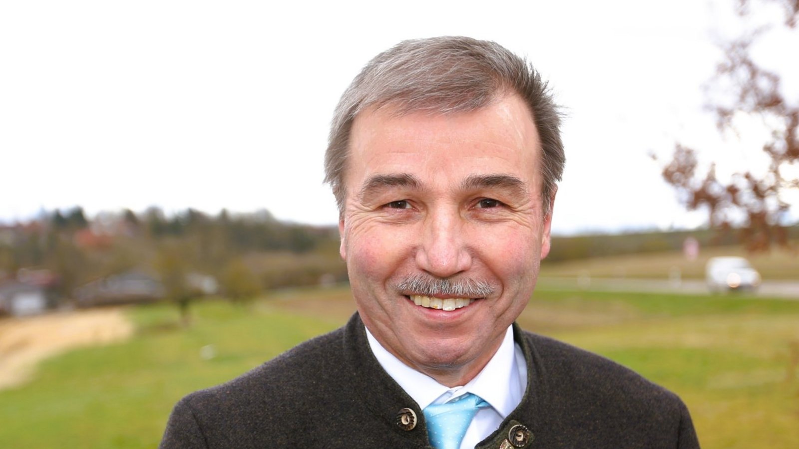 Von Landwirten geschaffene Kulturlandschaft und Schloss Nippenburg – am Rand von Hemmingen sieht Konrad Epple ein Stück Land, das typisch für den Wahlkreis Vaihingen ist.  Foto: Küppers