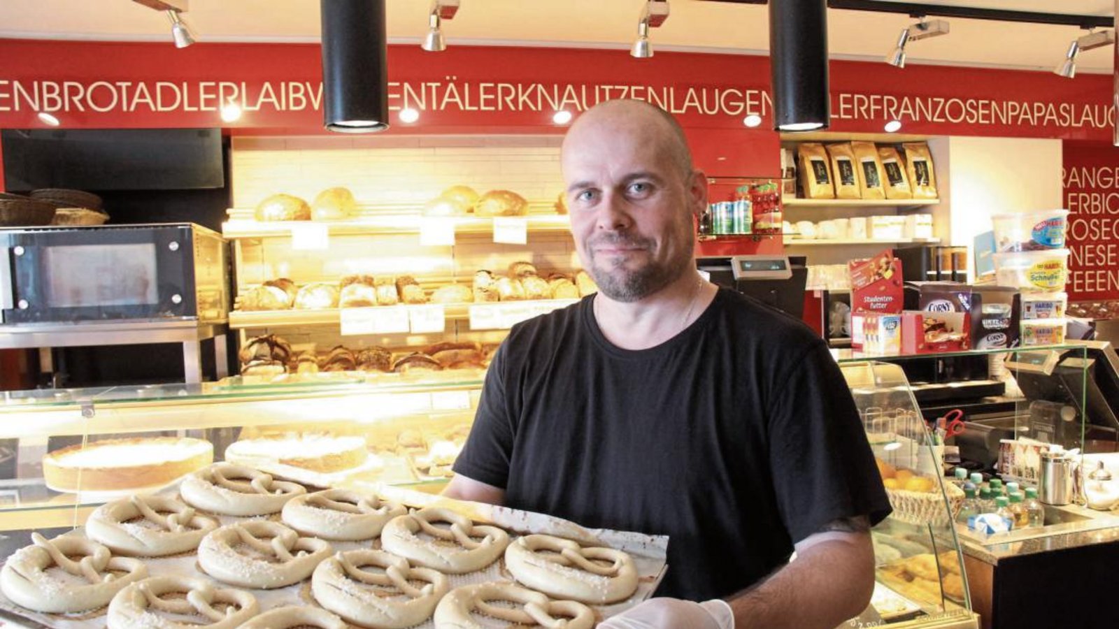 Wie aus den Teigrohlingen leckere Brezeln werden, hat VKZ-Redakteur Michael Banholzer in Birgit’s Marktcafé hautnah miterlebt. Foto: Rostek Wie aus den Teigrohlingen leckere Brezeln werden, hat VKZ-Redakteur Michael Banholzer in Birgit’s Marktcafé hautnah miterlebt. Foto: Rostek