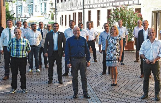 Foto mit historischem Wert: Es zeigt die Teilnehmer des ersten Treffens des Zweckverbandes „Gemeinsamer Gutachterausschuss im Enzkreis.“  sta