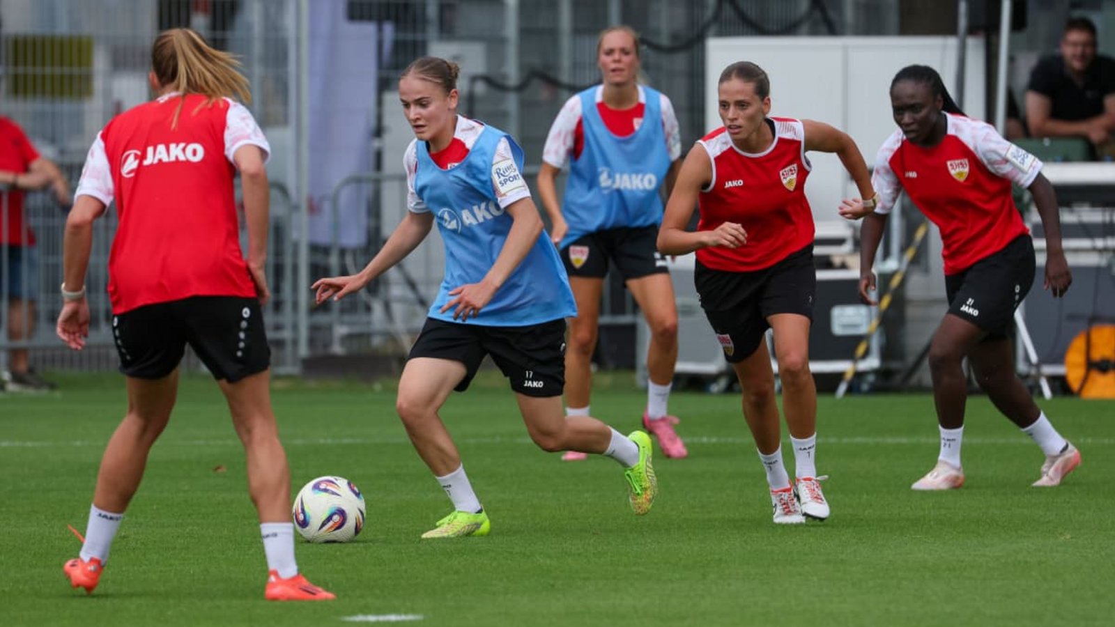 Die Vorbereitung läuft seit dem 3. Juli. Nun ist klar, gegen wen die Frauen des VfB Stuttgart in die Bundesliga-Saison starten.Julia Rahn Die Vorbereitung läuft seit dem 3. Juli. Nun ist klar, gegen wen die Frauen des VfB Stuttgart in die Bundesliga-Saison starten.Julia Rahn