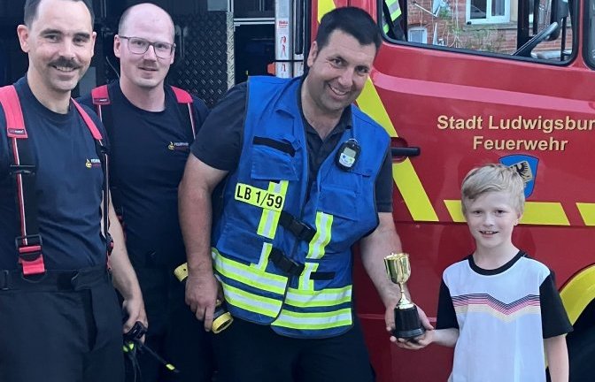 Pokalübergabe in Ludwigsburg.        Foto: Feuerwehr