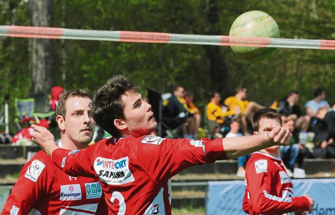 Marc Krüger und Christian Gayer (von links) haben den Ball fest im Blick. Am Wochenende muss der TV Vaihingen gleich zweimal ran.  Foto: Küppers