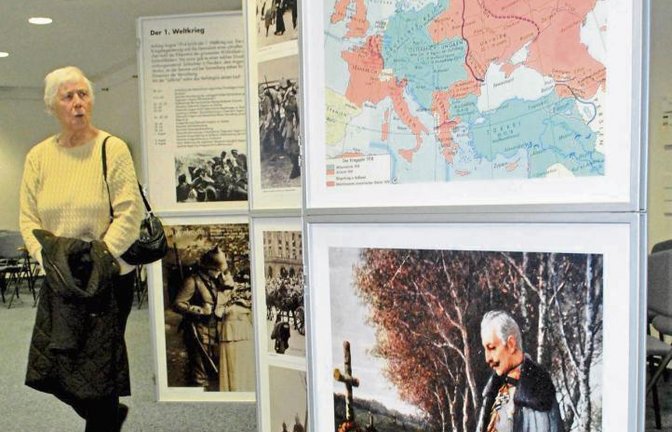 Der Volksbund Deutsche Kriegsgräberfürsorge thematisiert in einer Ausstellung im Illinger Rathaus die Grausamkeit der beiden Weltkriege.  Foto: Stahlfeld