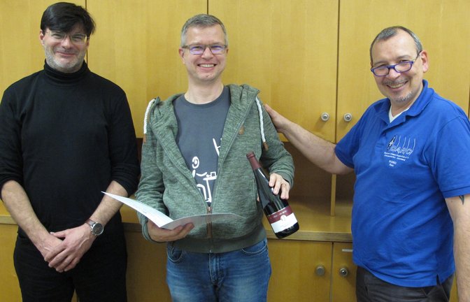 DARC-Distriktsvorsitzender Denis Mrsa (links) und Ortsverbandsvorsitzender Rico Abagnale (rechts) ehren Andreas Jäckle für 25 Jahre Mitgliedschaft bei den Funkamateuren. <span class='image-autor'>Foto: Makkens</span>
