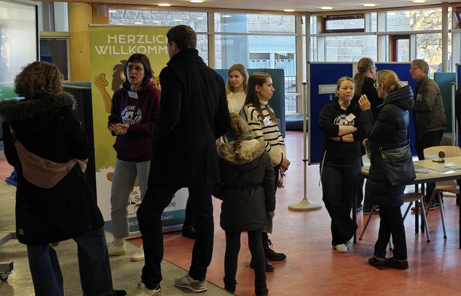 Schüler und Lehrkräfte stellen den Gästen das Portfolio der Schlossbergschule vor. <span class='image-autor'>Foto: p</span>