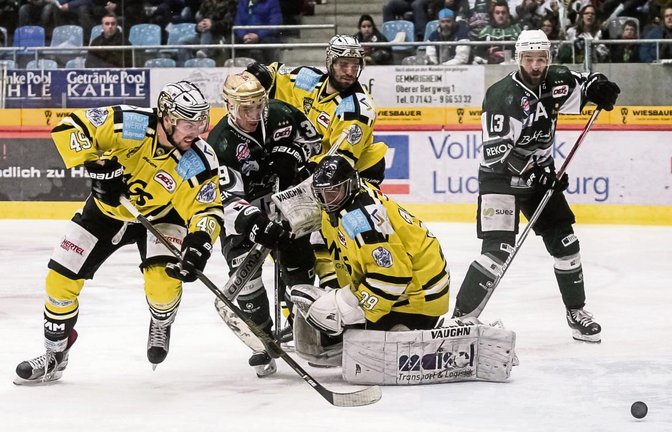 Zu häufig ließen die Bietigheimer wie hier Matt McKnight (Zweiter von links) gegen die Bayreuther Felix Linden (links), Martin Heider (hinten) und Goalie Johannes Wiedemann gute Möglichkeiten liegen. Foto: Simecek