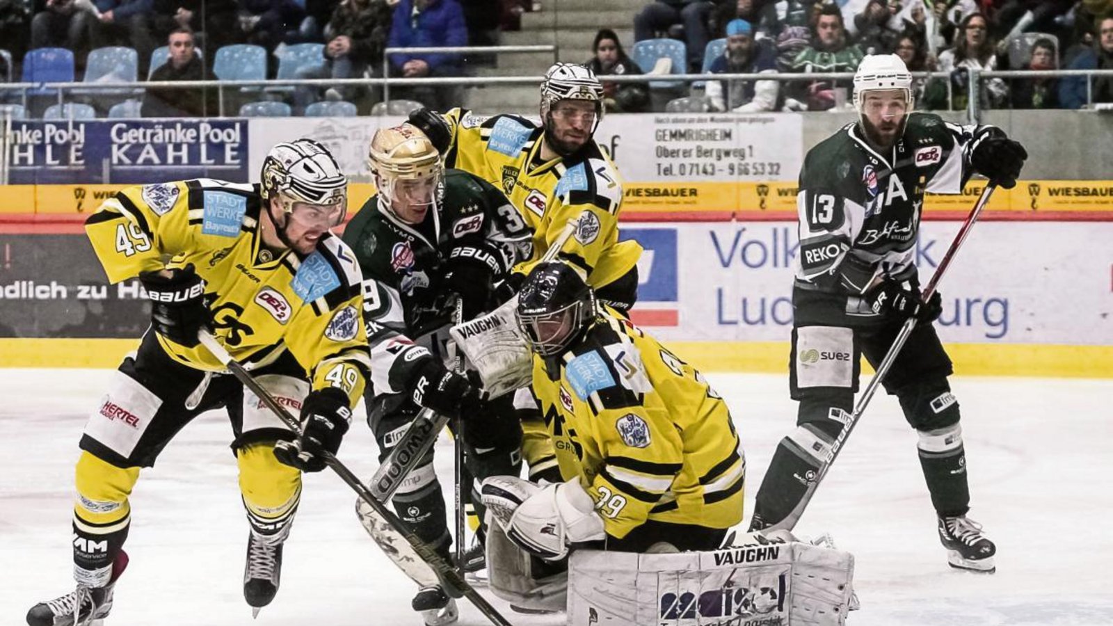 Zu häufig ließen die Bietigheimer wie hier Matt McKnight (Zweiter von links) gegen die Bayreuther Felix Linden (links), Martin Heider (hinten) und Goalie Johannes Wiedemann gute Möglichkeiten liegen. Foto: Simecek Zu häufig ließen die Bietigheimer wie hier Matt McKnight (Zweiter von links) gegen die Bayreuther Felix Linden (links), Martin Heider (hinten) und Goalie Johannes Wiedemann gute Möglichkeiten liegen. Foto: Simecek