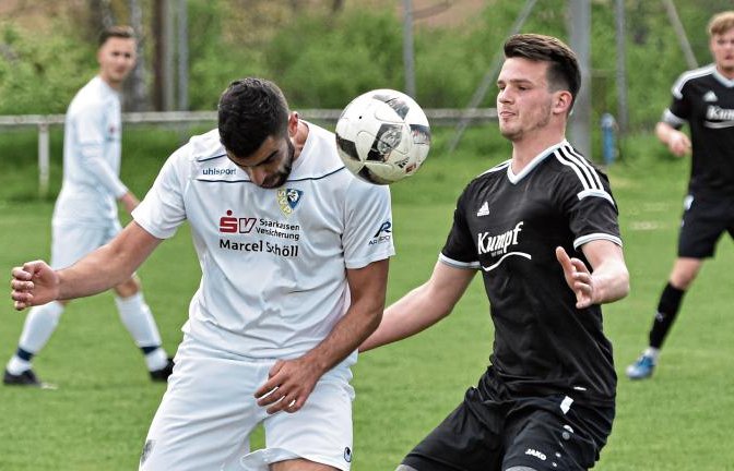 Sven Hermann (rechts) kann dem Ball nur noch hinterherschauen, den Eren Sonal bereits mit dem Kopf weitergeleitet hat. Die SGM verspielte gestern eine 2:0-Führung. Foto: Leitner
