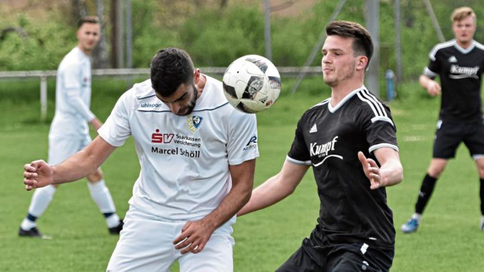 Sven Hermann (rechts) kann dem Ball nur noch hinterherschauen, den Eren Sonal bereits mit dem Kopf weitergeleitet hat. Die SGM verspielte gestern eine 2:0-Führung. Foto: Leitner