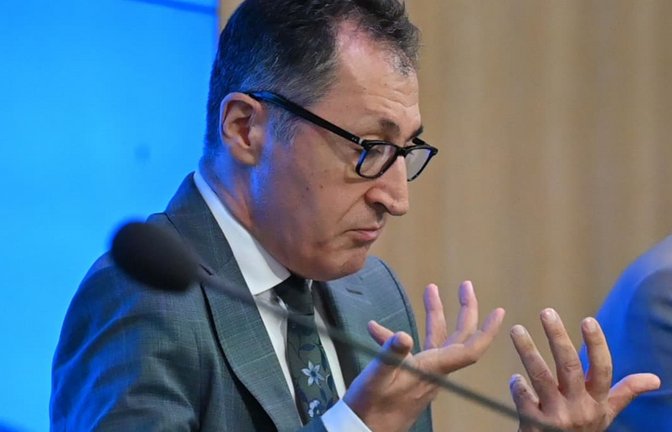 Ministerpräsident Cem Özdemir (Grüne) sieht keinen Widerspruch zur Urabstimmung. Deren Initiatoren sehen das anders.<span class='image-autor'>Jennifer Kramer/dpa</span>